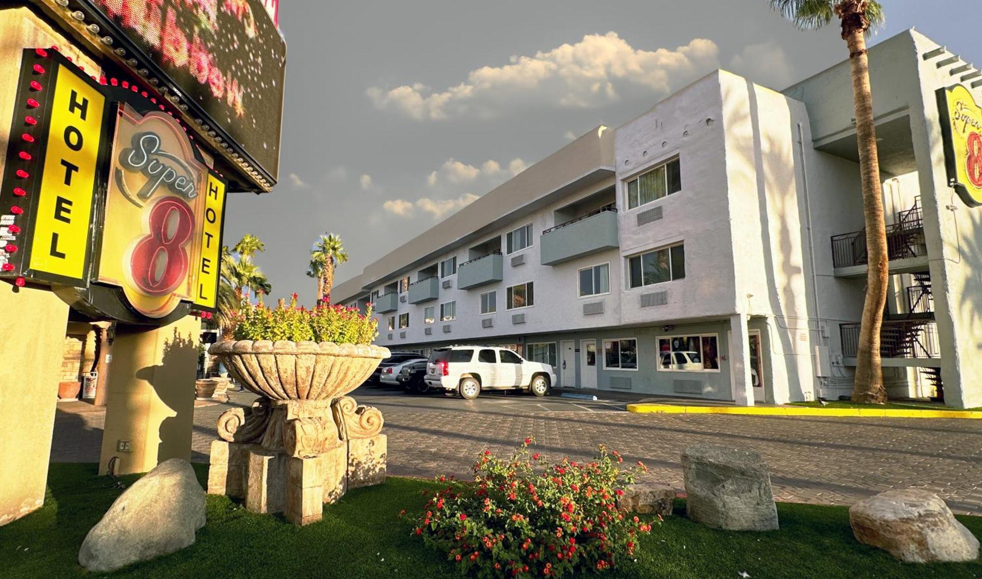 Super 8 By Wyndham Las Vegas North Strip/Fremont St. Area Экстерьер фото